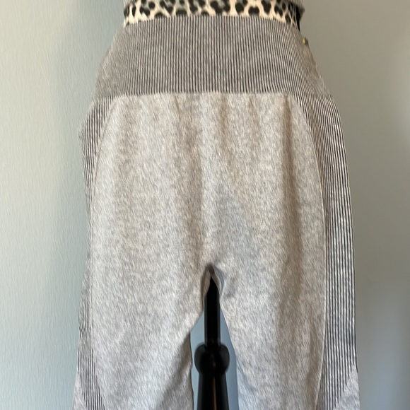 LA Image Gray Workout Outfit Size Small - Picture 6 of 9